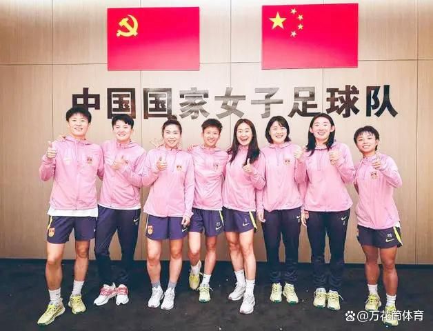 林志颖穿赛车服帅气十足，其中他头部完全包扎好而没带头盔的样子很像伤员。