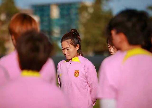 《金钱怪兽》发布会 克鲁尼与罗伯茨亲密无间 2016-05-13 当地时间2016年5月12日，第69届戛纳电影节：非竞赛展映单元《金钱怪兽》举行发布会，该影片由朱迪·福斯特执导，乔治·克鲁尼、朱莉娅·罗伯茨、凯特瑞娜·巴尔夫、杰克·奥康奈尔等主演亮相。