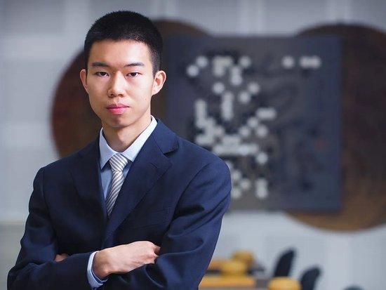 俞白眉新片则翻拍日本同名电影《逃离星期一》，值得关注的是，此次是俞白眉独立执导，邓超和吴京为联合出品人。