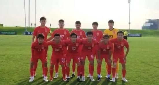 异形从黑暗中探出的侧面，口水淋漓、咬牙切齿 《异形：觉醒》剧本完成 重回首部《异形》发生地 2018-11-15 据外媒消息，《异形：契约》续集电影《异形：觉醒》的剧本已经完成，目前处于待开拍阶段。