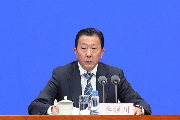 《悬崖之上》单日票房6727万，连续七天蝉联日榜冠军，累计票房破7亿，截至发稿前本片超过《人潮汹涌》暂列2021年度票房第七名。