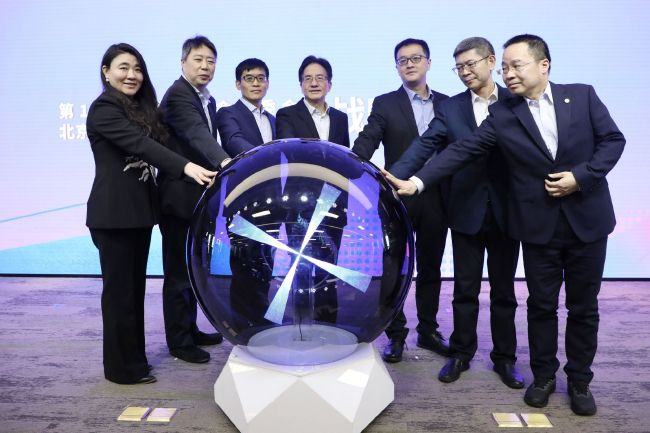 当大多数爱情片热衷于描绘年轻人的青春爱恋时，电影《我谈的那场恋爱》却将 吴君如看透爱情本质 《我谈的那场恋爱》曝预告 2024-11-08 近日，爱情喜剧电影《我谈的那场恋爱》发布终极预告，全面开启预售，将于11月9日、10日在大湾区9个城市开启点映。
