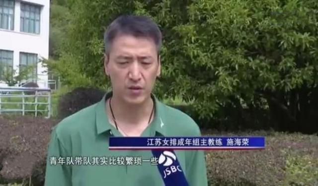 凯特·布兰切特、艾米·亚当斯均以优雅造型亮 艾米·亚当斯透视装亮相《降临》首映 与老公狂吻 2016-11-07 当地时间2016年11月6日，电影《降临》(Arrival)举行首映会。