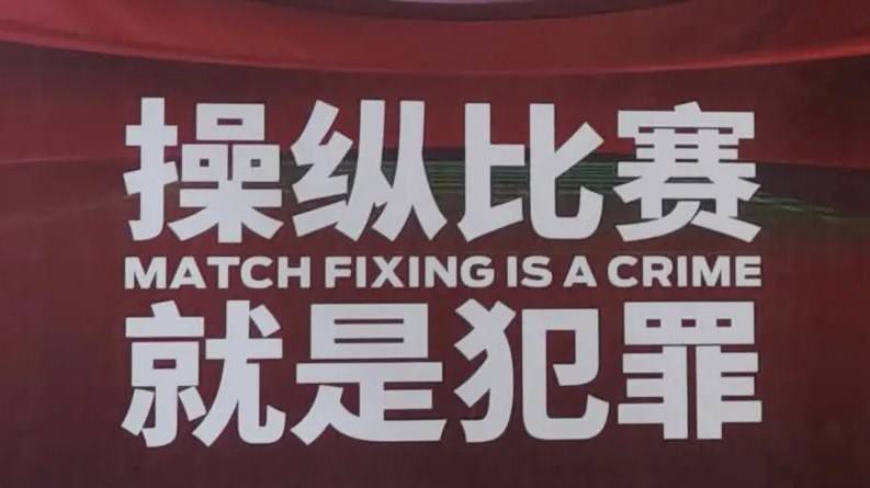 带着新片《你好，李焕英》出席电影节的贾玲，通过微博发文：“自行车没坐上，华子也没见到，如果能重来……”，表达没有在金鸡追星刘德华的遗憾。