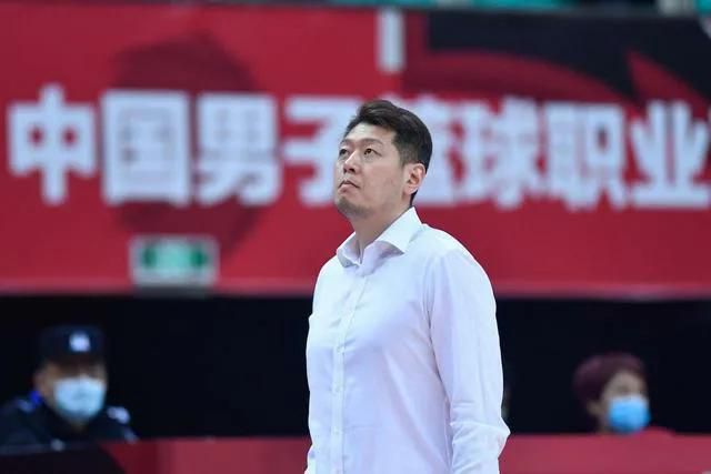 ”胡玉娥还记得，早期物理修复团队只有4个人，每年要完成2500本胶片的修复工作，忙到吃不上午饭是常态，但对胶片的情感和责任心让他们逐渐适应并坚持了下来，“总想着把胶片修复好，让它们重现在银幕上，这是对老一辈艺术家作品的敬重，也是我们的责任。