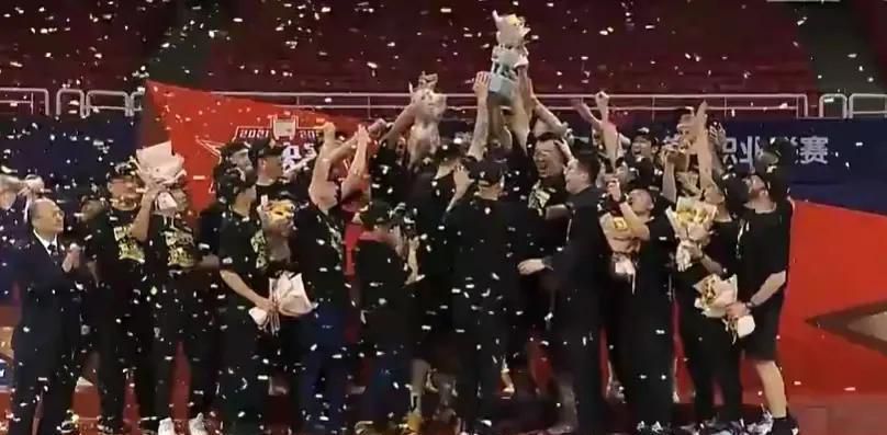 在中国美基金举办“中国时尚之夜”上，中国超模刘雯和杜鹃亮相，让人惊喜的是全球年纪最大的模特卡门·戴尔·奥利菲斯也一同现身。