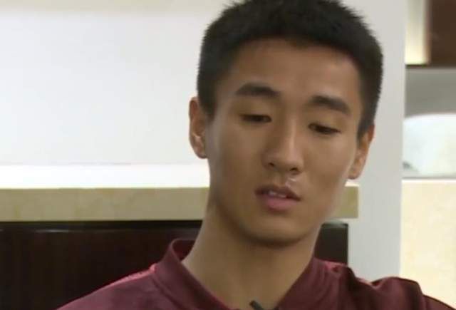 路透中，凯奇身穿专业的冲浪服，单臂抱着冲浪板，在海中一遍遍拍摄。