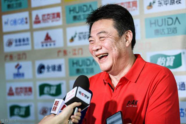新《老男孩》再曝新照 塞缪尔·杰克逊骚气十足 2013-08-22 日前，由斯派克·李执导的新版《老男孩》又曝光了一组剧照。