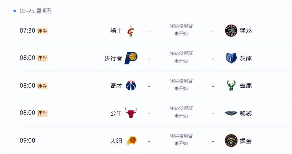 两人在户外甜蜜搂腰拥吻，大方秀恩爱。