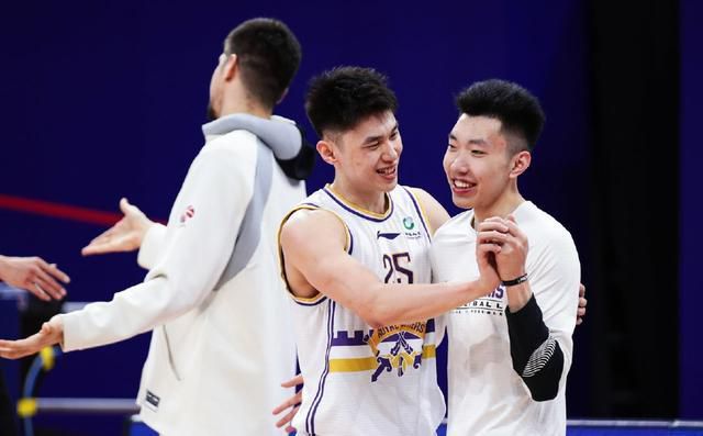 在时装周因造型被网友吐槽跻身“时装周菜市场军团”后，你给肖战这组时尚大片打几分？