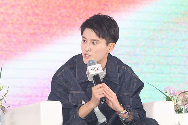 陈佩斯饰演的侯班主拒绝改戏，金啸天和凤小桐不惧权势、还原经典......《戏台》借由一出《霸王别姬》，在悲喜交织间巧妙探讨对艺术的坚守和初心。
