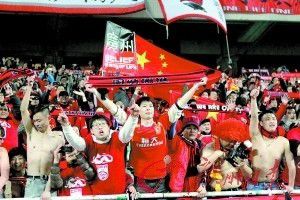 ”可以看到照片中的昆凌身着黑色外套，秀美丽侧颜。