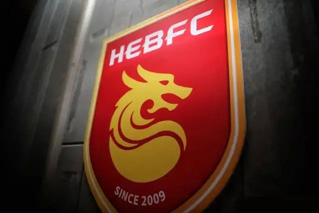 与此同时，有黄子华坐镇，这个故事注定不走正剧路线，而是以趣味喜剧的方式打开，借由演员独特的个人气质，带动影片中的人物与情节。