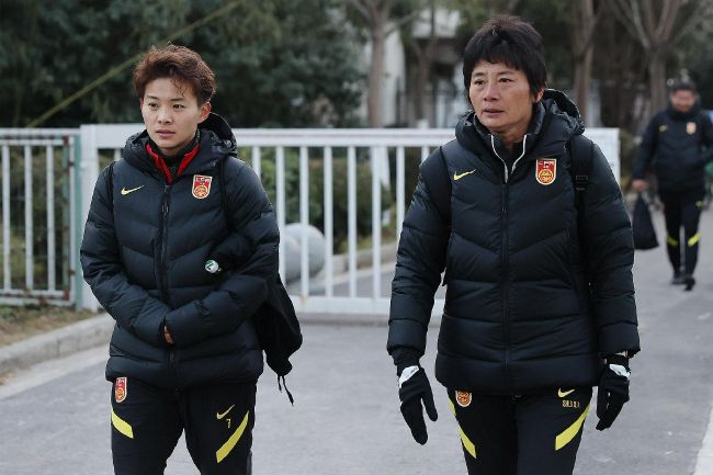 蕾哈娜身穿性感小抹胸露出细腰丰胸，看上去和蛋糕一样诱人，随后便和友人在雪中狂玩，尽享生日的乐趣。