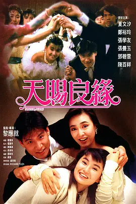 当天全智贤身穿紧身连衣裙出席，展现出完美的身材曲线。