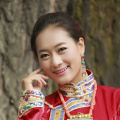 这条文艺又硬朗的裙子被范爷穿出了甜美感，而裙子的款式也让范爷扬长避短显腰身，搭配黑包黑鞋打造黑白造型。