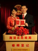 宋祖儿斜倚着印花墙壁，精致的眉眼搭配红唇妆，整个人明丽娇俏，波浪长发为她增添了几分复古感。