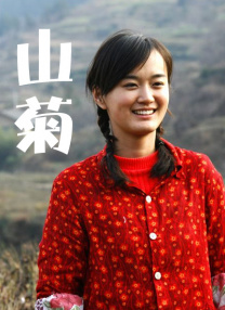 女主演凯瑟琳·德纳芙着黑色花裙优雅端庄，阿黛尔·哈内尔穿白衬衫西裤露中性气息，男主演吉约姆·卡内穿黑西装笔挺帅气。