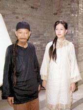《蜂蜜的针》曝终极预告 袁泉上演除害猎杀法则3532人看过 《阳光女子合唱团》MV上线 A-lin歌唱爱与幸福2179人看过 《天才游戏》曝预告 彭昱畅丁禹兮化身纯恨宿敌2744人看过 《纯真年代的爱情》研讨会 孙千王天辰忆拍摄往3232人看过 新闻首页 电影新闻首页 明星新闻 华语 海外 成龙、梁朝伟、小贝、李栋旭等观战NBA中国赛 日前，25-26赛季NBA季前赛在中国澳门举行，成龙、梁朝伟 、刘嘉玲、任达华、大卫·贝克汉姆、林书豪、李小鹏、李栋旭、刘宪华、杜华、李汶翰等到场观... 《球状闪电》官宣 童瑶、王安宇、杨立新领衔主 9月25日，根据刘慈欣同名小说改编而成的剧集《球状闪电》阵容官宣，由陈思诚监制，戴墨执导，童瑶、王安宇、杨立新领衔主演，周一围、丁勇岱特邀主演，杨玏、... 倪妮、宋威龙外网生图抗打 时装周同场黛米·摩2025-09-24 汤唯、乔贝贝、张婧仪、吴磊等亮相伦敦时装周2025-09-24 演员于朦胧坠楼身亡 杨幂、迪丽热巴等发文悼念2025-09-12 《跛豪》《新上海滩》导演潘文杰逝世 享年69岁2025-09-10 更多 堪比时装周!