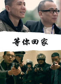 当天，他身穿天蓝色T恤，搭配白色长裤，脚踩斑马条纹休闲鞋，头顶是同系条纹的报童帽，右手虽然还戴着护腕，但并不影响老爷子展现他的绅士范儿和时尚品味。