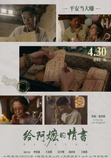 照片中，朱丹穿着淡黄色波点印花亮钻长裙，手抚肚子，对镜温柔浅笑。