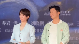 弗兰肯斯坦（克里斯蒂安·贝尔 饰）和顶级科学家尤弗洛尼斯博士（安妮特·贝宁 饰）共同赋予了一名被谋杀的女性生命，她被称为“暗黑新娘”（杰西·巴克利 饰），由此引发了一段浪漫情缘，同时也引起了警方的关注，一场觉醒风暴开始席卷整个世界。