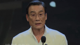 她是Coco李玟，拥有“电动马达”的性感天后，这几年，她结了婚，出了新专辑，当了制作人，又跑去选秀节目做评委，近日，她又来到电影频道《光影星播客》栏目，成为了新一任的电影主播。
