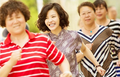 尽管杨幂有孕在身，还是穿着高跟鞋，亲自 《小时代》预告片公布 杨幂深情演绎闺蜜情深 2013-04-25 青春时尚都市电影《小时代》，近日在互联网上公布了自己的首支预告片。