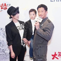 《蜂蜜的针》曝终极预告 袁泉上演除害猎杀法则3453人看过 《阳光女子合唱团》MV上线 A-lin歌唱爱与幸福2103人看过 《天才游戏》曝预告 彭昱畅丁禹兮化身纯恨宿敌2667人看过 《纯真年代的爱情》研讨会 孙千王天辰忆拍摄往3157人看过 新闻首页 电影新闻首页 明星新闻 华语 海外 成龙、梁朝伟、小贝、李栋旭等观战NBA中国赛 日前，25-26赛季NBA季前赛在中国澳门举行，成龙、梁朝伟 、刘嘉玲、任达华、大卫·贝克汉姆、林书豪、李小鹏、李栋旭、刘宪华、杜华、李汶翰等到场观... 《球状闪电》官宣 童瑶、王安宇、杨立新领衔主 9月25日，根据刘慈欣同名小说改编而成的剧集《球状闪电》阵容官宣，由陈思诚监制，戴墨执导，童瑶、王安宇、杨立新领衔主演，周一围、丁勇岱特邀主演，杨玏、... 倪妮、宋威龙外网生图抗打 时装周同场黛米·摩2025-09-24 汤唯、乔贝贝、张婧仪、吴磊等亮相伦敦时装周2025-09-24 演员于朦胧坠楼身亡 杨幂、迪丽热巴等发文悼念2025-09-12 《跛豪》《新上海滩》导演潘文杰逝世 享年69岁2025-09-10 更多 堪比时装周!